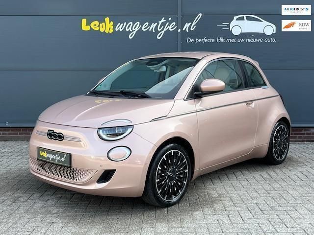 , metallic lak Gebruikt 2022 Fiat 500e La Prima Hatchback | € 20.940 (Eerlijke prijs) - Afbeelding 1/4