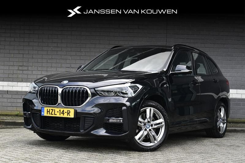 Zwart Gebruikt 2022 BMW X1 Executive SUV | € 30.445 (Iets duurder) - Afbeelding 1/4