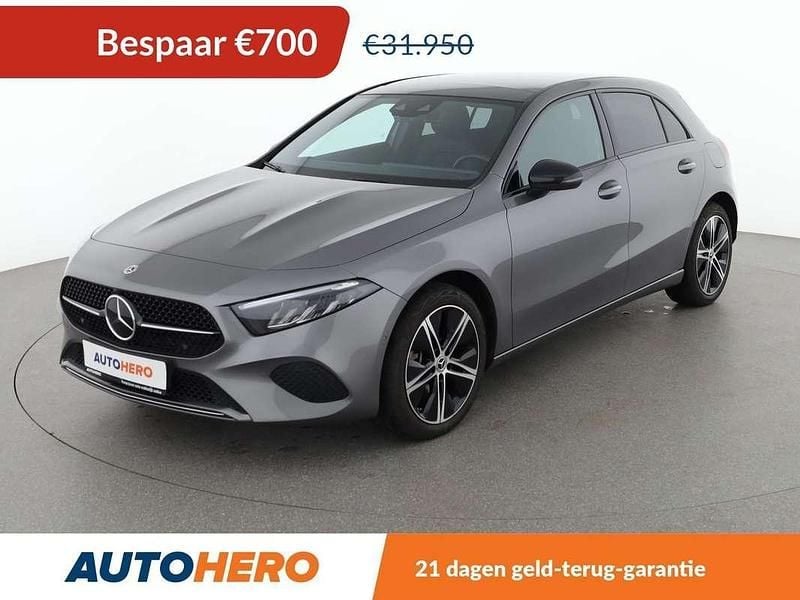 Grijs (metallic) Gebruikt 2023 Mercedes A250 Progressive Hatchback | € 31.449 (Super prijs) - Afbeelding 1/3