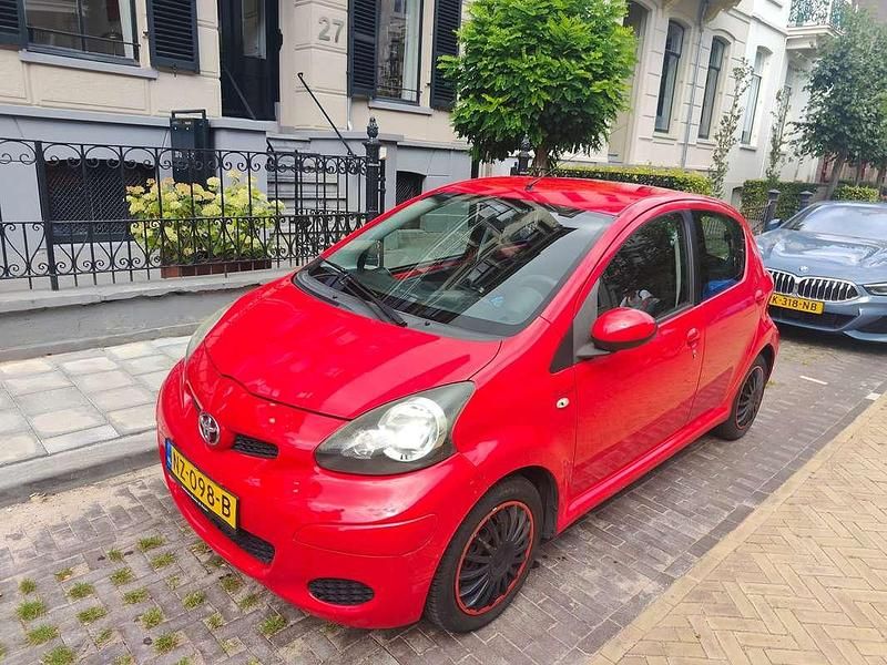 Rood Gebruikt 2009 Toyota Aygo Hatchback | € 2.490 (Goede deal) - Afbeelding 1/4