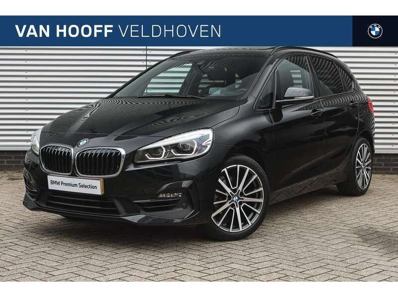 Saphirschwarz (donker zwart metallic) Gebruikt 2021 BMW 218 Active Tourer Comfort Edition MPV | € 27.950 (Iets duurder) - Afbeelding 1/4