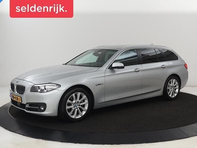 Grijs (metallic) Gebruikt 2015 BMW 518 Executive Stationwagen | € 12.400 - Afbeelding 1/4