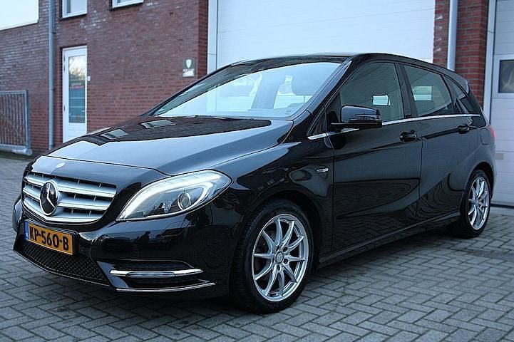 Occasion Mercedes B180 Ambition 122 PK (89 kW) 2012 Zwart MPV