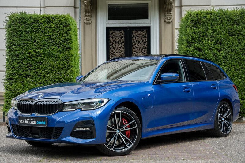 Blauw, metallic lak Gebruikt 2021 BMW 330e M Sport Stationwagen | € 39.940 (Eerlijke prijs) - Afbeelding 1/4
