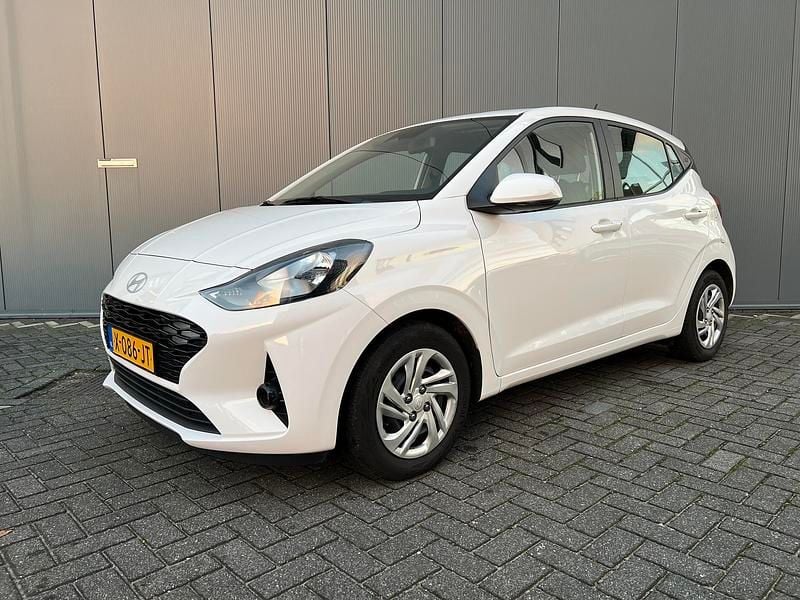 Wit Gebruikt 2024 Hyundai i10 Comfort Hatchback | € 14.900 (Eerlijke prijs) - Afbeelding 1/1