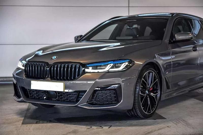 Grijs Gebruikt 2022 BMW 530 M Sport Stationwagen | € 49.500 (Duur) - Afbeelding 1/4