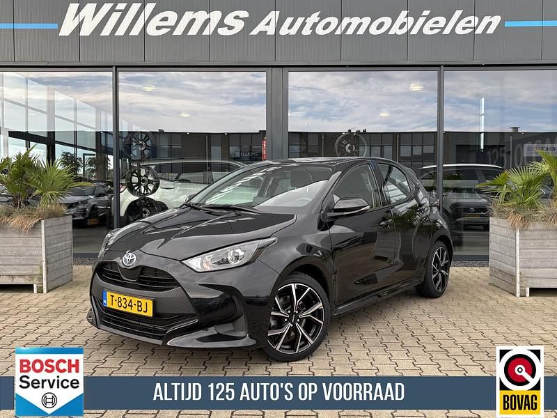 Zwart Gebruikt 2023 Toyota Yaris Hybrid Active Hatchback | € 21.350 (Duur) - Afbeelding 1/4