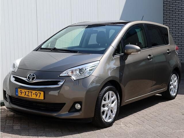 Bruin Gebruikt 2015 Toyota Verso-S Trend MPV | € 15.950 (Iets duurder) - Afbeelding 1/4