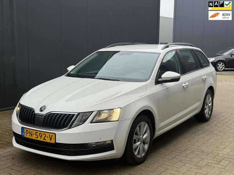 Wit Occasion 2017 Skoda Octavia Business Line Stationwagen | € 8.950 (Goede deal) - Afbeelding 1/4