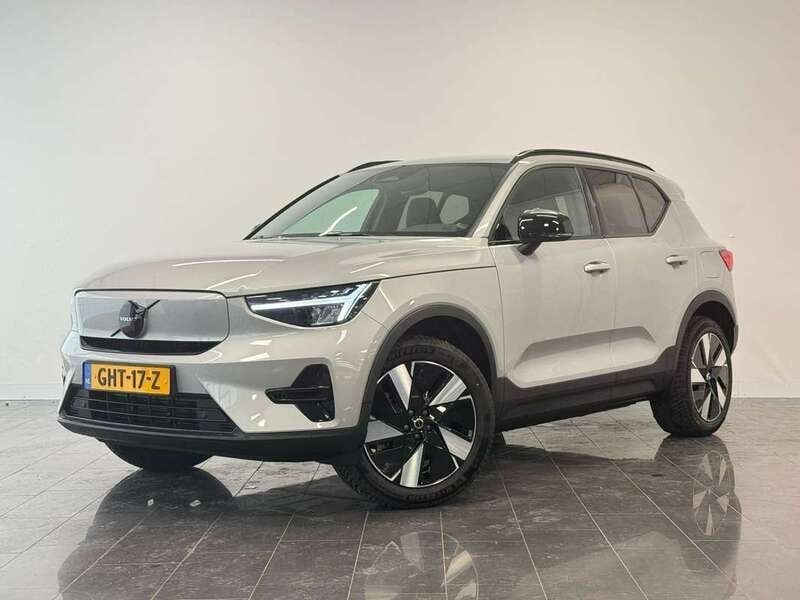 Grijs, metallic lak Gebruikt 2025 Volvo XC40 Plus SUV | € 43.900 (Eerlijke prijs) - Afbeelding 1/4