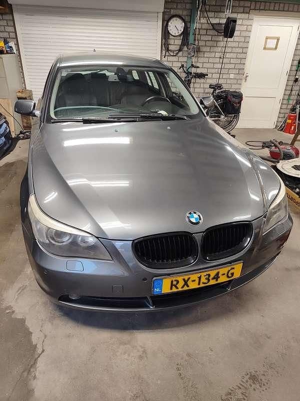 Grijs Gebruikt 2006 BMW 525 Executive Stationwagen | € 1.000 - Afbeelding 1/4