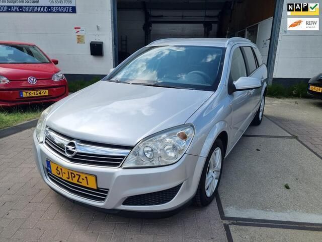 Grijs Gebruikt 2009 Opel Astra Cosmo Stationwagen | € 2.150 (Eerlijke prijs) - Afbeelding 1/4