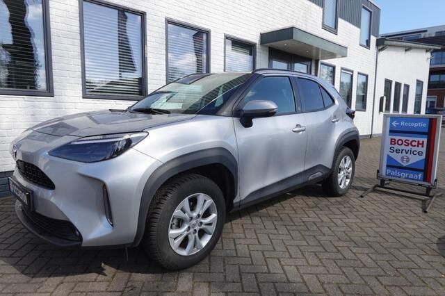 Grijs, metallic lak Gebruikt 2024 Toyota Yaris Cross Edition SUV | € 31.950 (Eerlijke prijs) - Afbeelding 1/4