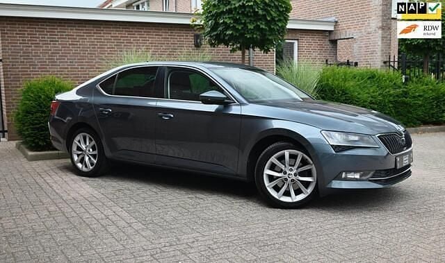 Grijs Gebruikt 2016 Skoda Superb Business Line Hatchback | € 13.950 (Eerlijke prijs) - Afbeelding 1/4