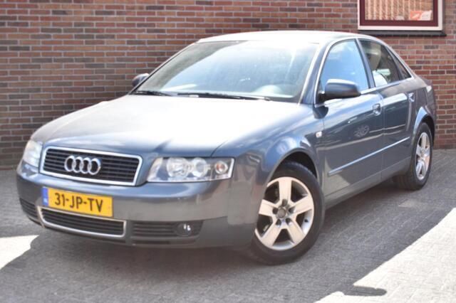 Grijs Gebruikt 2002 Audi A4 Sedan | € 1.949 (Eerlijke prijs) - Afbeelding 1/4