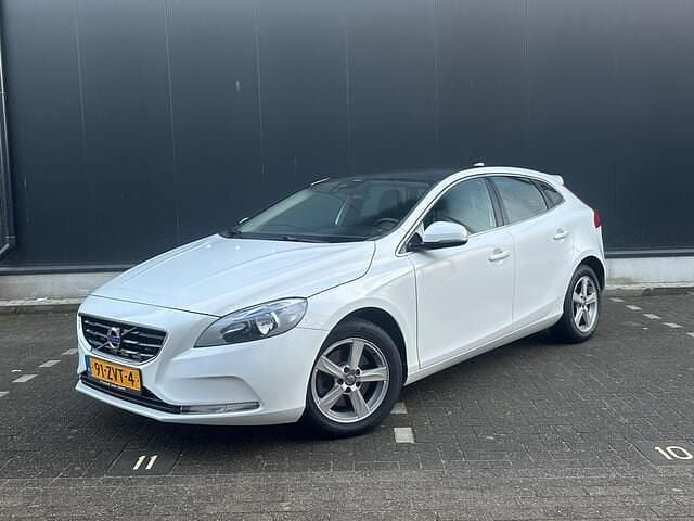 Occasion Volvo V40 Momentum 180 PK (132 kW) 2013 Wit Hatchback