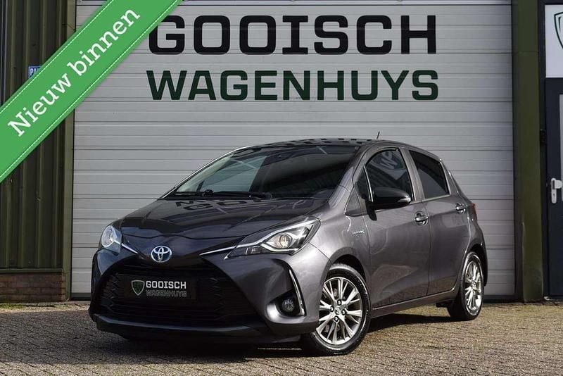 Grijs Gebruikt 2019 Toyota Yaris Hybrid Hatchback | € 13.690 (Goede deal) - Afbeelding 1/4