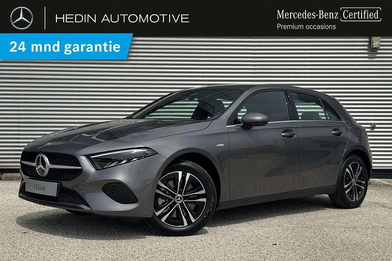 Grijs Gebruikt 2025 Mercedes A250 Advanced Hatchback | € 42.900 (Duur) - Afbeelding 1/4
