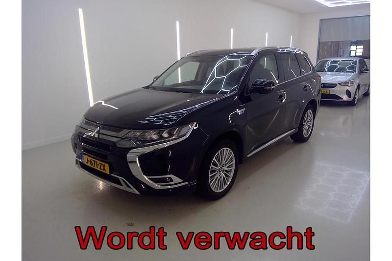 Zwart (metallic) Gebruikt 2020 Mitsubishi Outlander P-HEV Intense SUV | € 20.995 (Super prijs) - Afbeelding 1/1