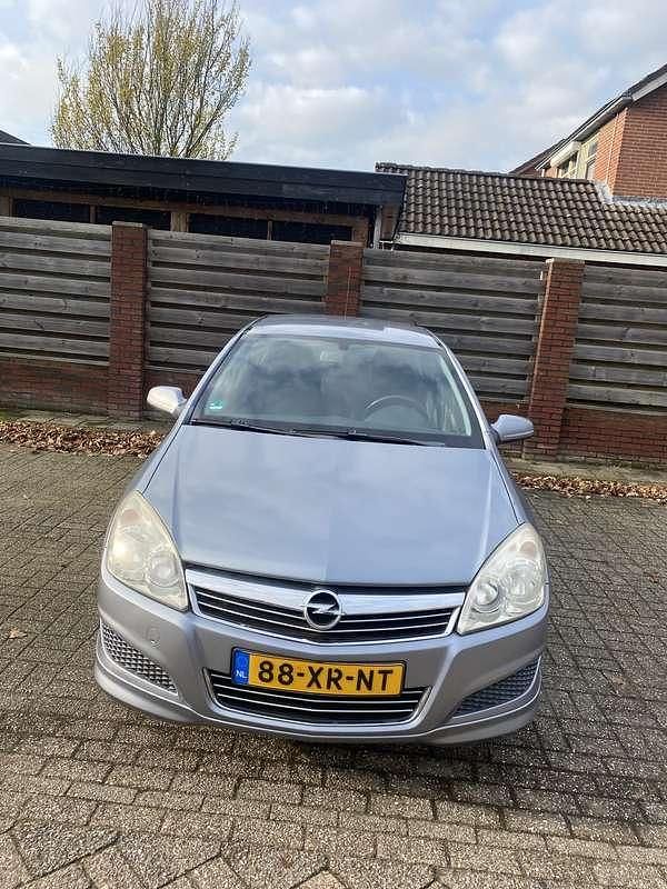 Grijs Occasion 2007 Opel Astra Business Hatchback | € 2.450 (Eerlijke prijs) - Afbeelding 1/4
