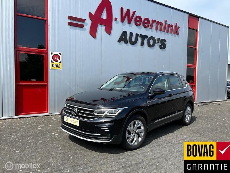 Zwart Gebruikt 2021 VW Tiguan Elegance SUV | € 31.950 (Eerlijke prijs) - Afbeelding 1/4