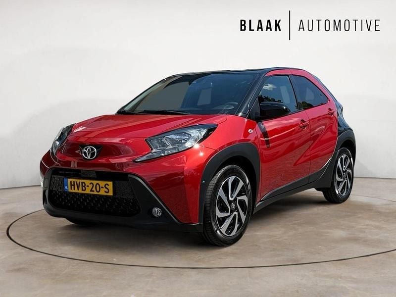 Rood Gebruikt 2024 Toyota Aygo Play Hatchback | € 18.485 (Eerlijke prijs) - Afbeelding 1/4