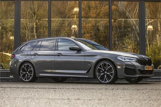 Grijs Gebruikt 2021 BMW 540 Executive Stationwagen | € 44.950 (Eerlijke prijs) - Afbeelding 1/4