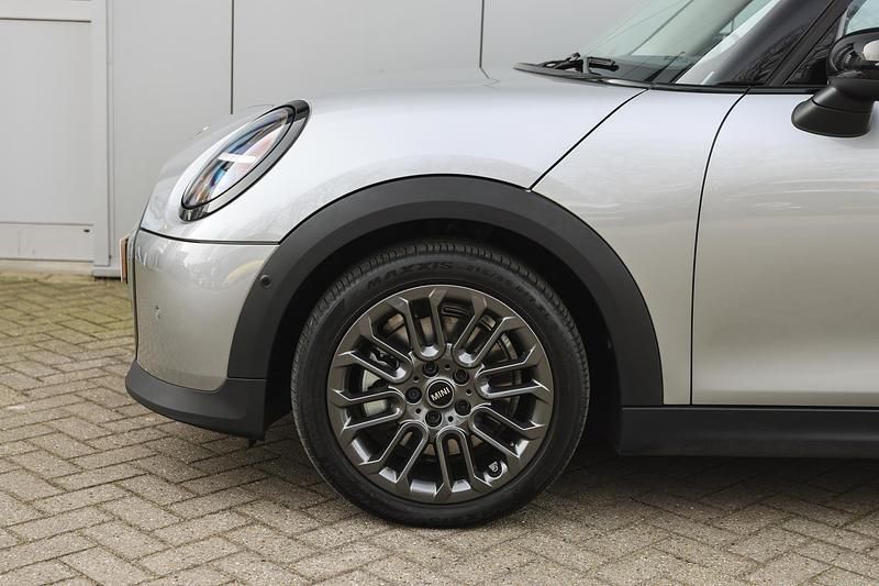 Occasion Mini Cooper Essential 156 PK (114 kW) 2024 Zilver Hatchback