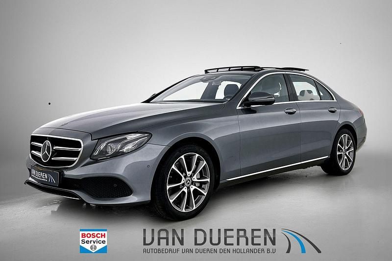Grijs (metallic) Gebruikt 2019 Mercedes E300 Premium Plus Sedan | € 35.950 - Afbeelding 1/4