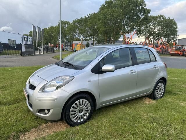 Occasion Toyota Yaris 99 PK (72 kW) 2011 Grijs Hatchback