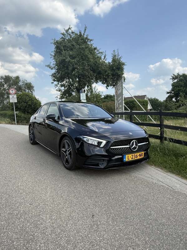 Zwart Gebruikt 2019 Mercedes A200 AMG line Sedan | € 23.000 (Super prijs) - Afbeelding 1/4