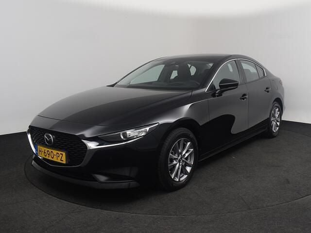 Jet black (zwart metallic) Gebruikt 2020 Mazda 3 Comfort Sedan | € 22.450 (Goede deal) - Afbeelding 1/4