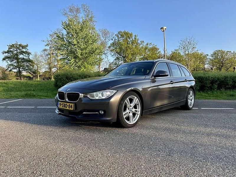 Bruin Gebruikt 2013 BMW 320 Sport Line Stationwagen | € 6.950 (Duur) - Afbeelding 1/4