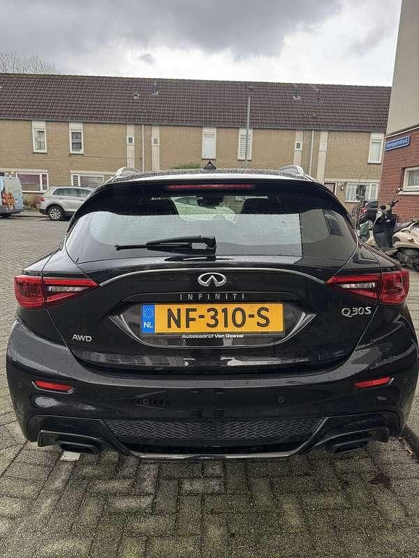 Occasion Infiniti Q30 Sport Tech 211 PK (155 kW) 2017 Zwart MPV