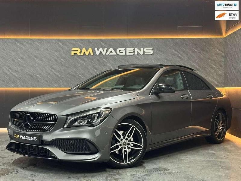 Grijs Occasion 2018 Mercedes CLA180 AMG Sedan | € 19.950 (Eerlijke prijs) - Afbeelding 1/4