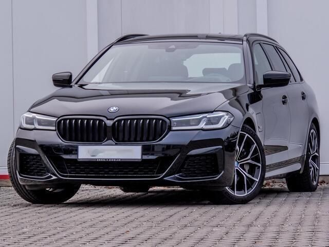 Zwart Gebruikt 2024 BMW 530e M Sport Stationwagen | € 53.900 (Iets duurder) - Afbeelding 1/4
