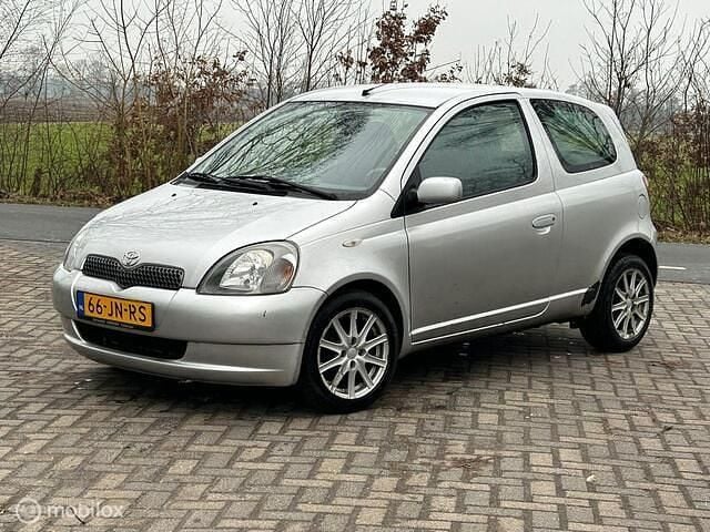Grijs Occasion 2002 Toyota Yaris Hatchback | € 1.450 (Eerlijke prijs) - Afbeelding 1/4