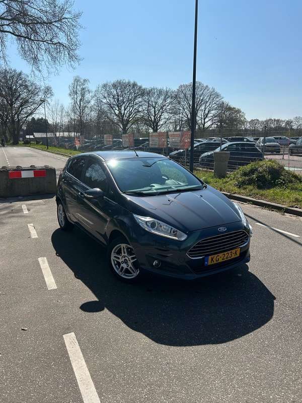 Grijs Gebruikt 2015 Ford Fiesta Titanium Hatchback | € 6.995 (Eerlijke prijs) - Afbeelding 1/4