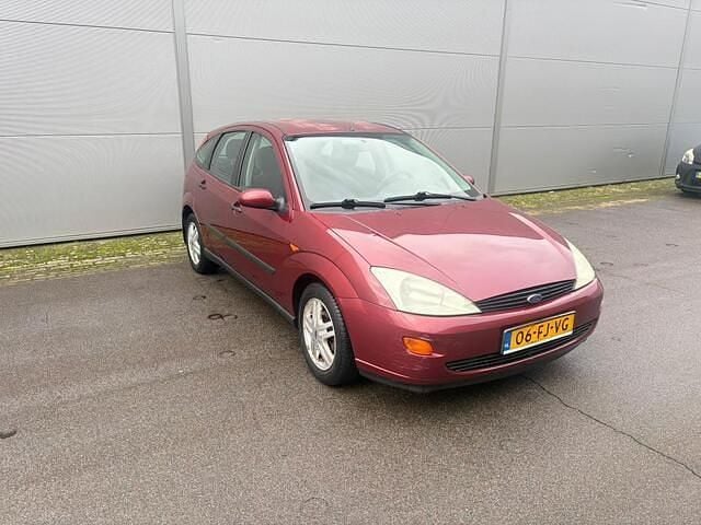 Rood Occasion 2000 Ford Focus Ambiente Hatchback | € 1.199 (Eerlijke prijs) - Afbeelding 1/4
