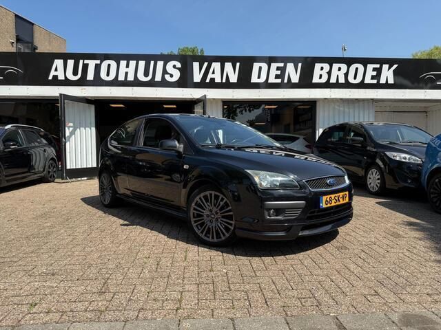 Zwart Gebruikt 2006 Ford Focus Futura Hatchback | € 2.745 (Eerlijke prijs) - Afbeelding 1/4