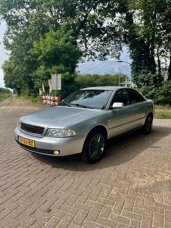 Grijs Gebruikt 1999 Audi A4 Sedan | € 1.500 (Eerlijke prijs) - Afbeelding 1/4