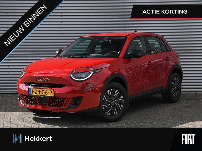 Rood Nieuw 2025 Fiat 600 Urban SUV | € 27.495 (Super prijs) - Afbeelding 1/4