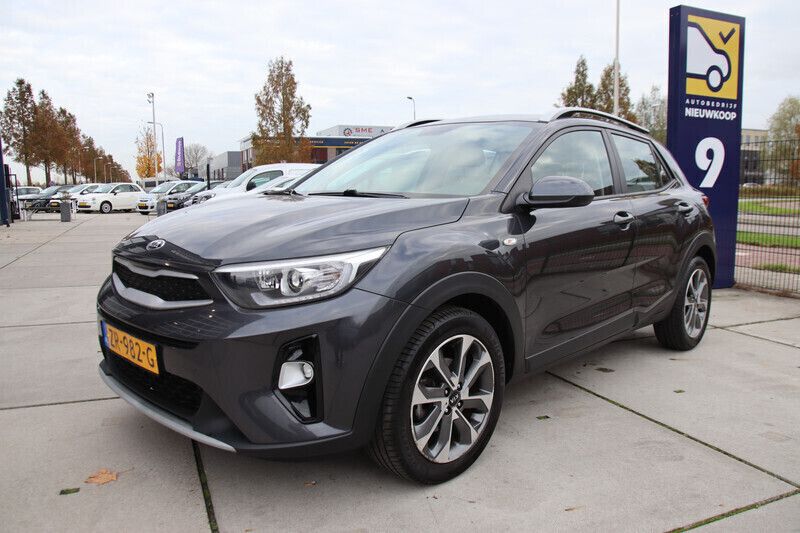 Grijs Gebruikt 2019 Kia Stonic SUV | € 14.946 (Eerlijke prijs) - Afbeelding 1/4