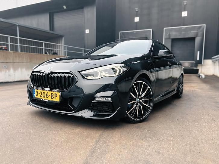 Zwart (metallic) Gebruikt 2021 BMW 218 M Sport Coupé | € 26.950 (Eerlijke prijs) - Afbeelding 1/4