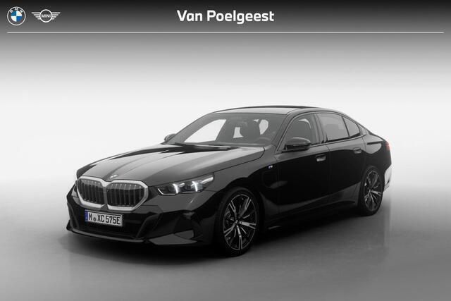 Saphirschwarz metallic (475) (zwart metallic) Nieuw 2025 BMW 530e M Sport Sedan | € 85.977 (Eerlijke prijs) - Afbeelding 1/4
