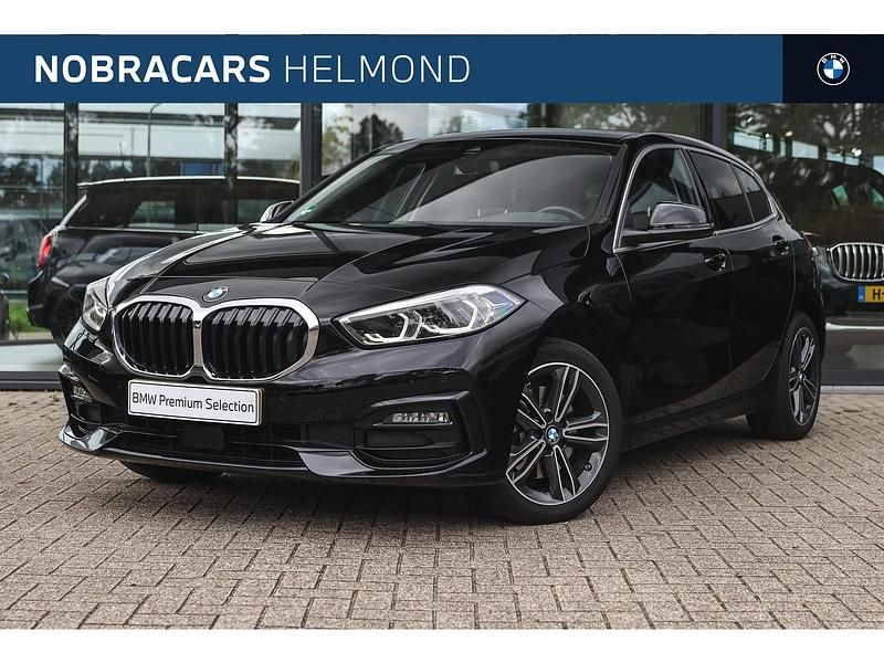 Zwart Gebruikt 2023 BMW 118 Sport Line Hatchback | € 25.950 (Eerlijke prijs) - Afbeelding 1/4