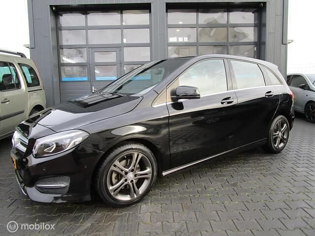 Zwart Gebruikt 2015 Mercedes B180 Ambition MPV | € 16.950 (Eerlijke prijs) - Afbeelding 1/4