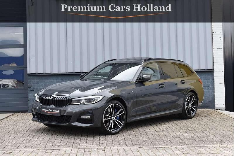 Grijs Gebruikt 2021 BMW 330e M Sport Stationwagen | € 37.950 (Eerlijke prijs) - Afbeelding 1/4