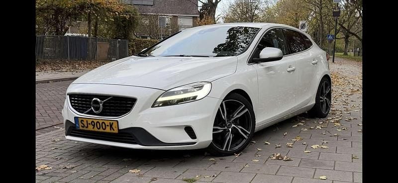 Wit Gebruikt 2018 Volvo V40 Hatchback | € 9.500 (Eerlijke prijs) - Afbeelding 1/4