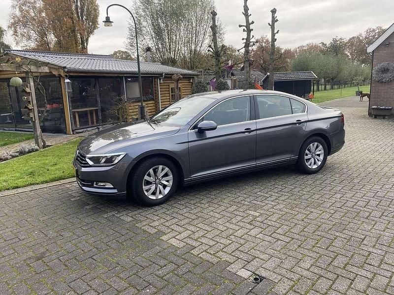 Grijs Gebruikt 2016 VW Passat S Sedan | € 9.000 (Eerlijke prijs) - Afbeelding 1/4